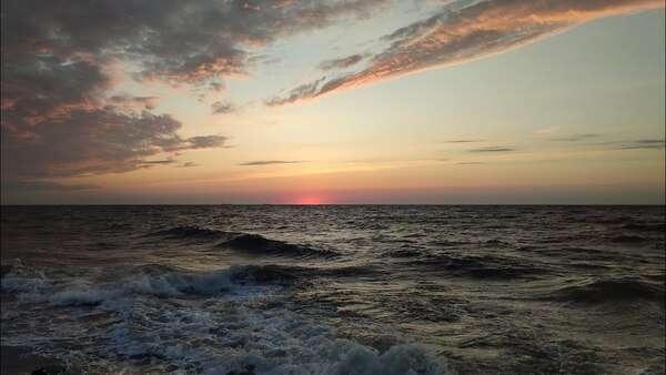 Dabīgs ūdens skats pie krasta ar mierīgu noskaņu